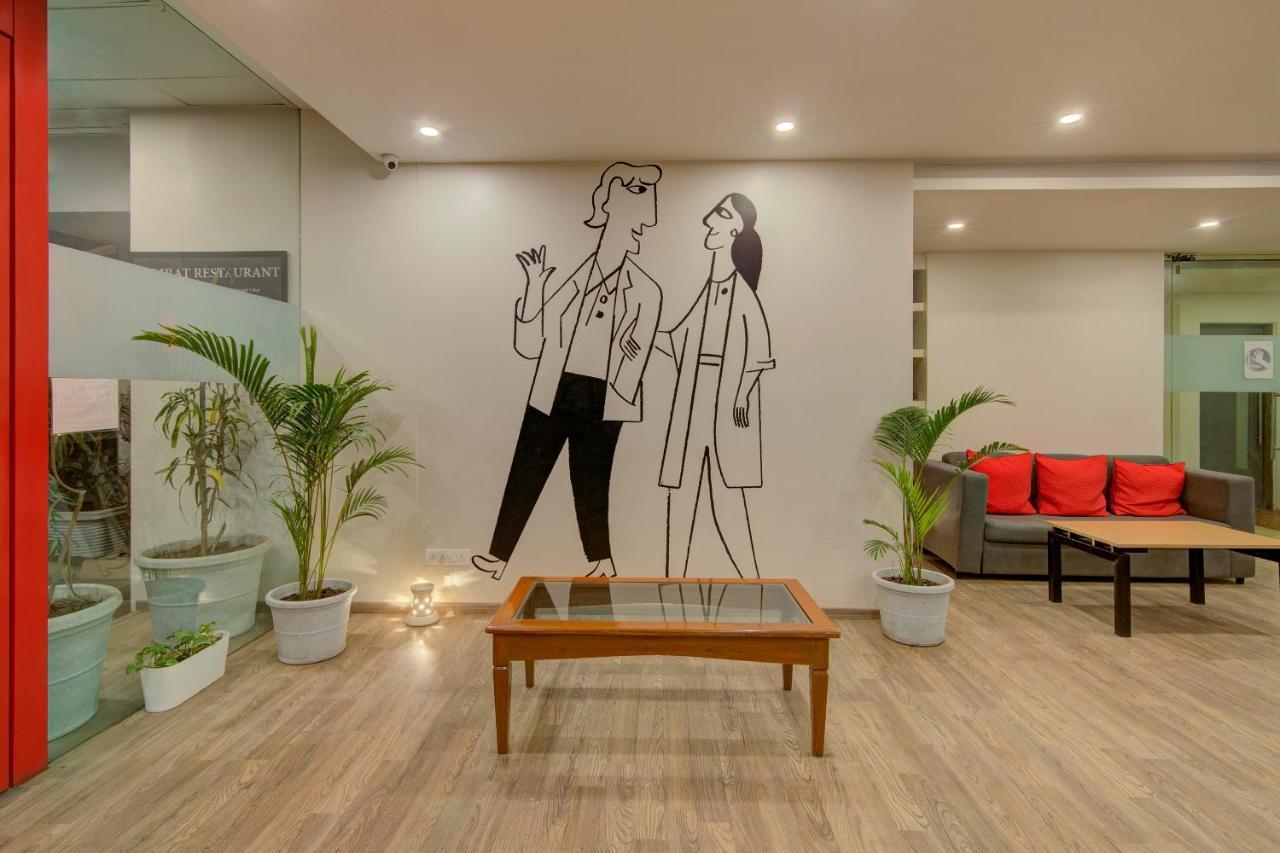 מלון מומביי Vaccinated Staff- Oyo Townhouse 105 Khar West Station מראה חיצוני תמונה
